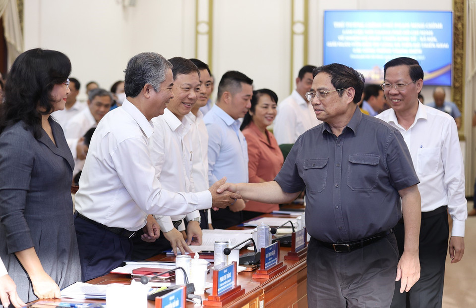 Thủ tướng Phạm Minh Chính với lãnh đạo chủ chốt Thành phố Hồ Chí Minh. (Ảnh: Dương Giang/TTXVN)