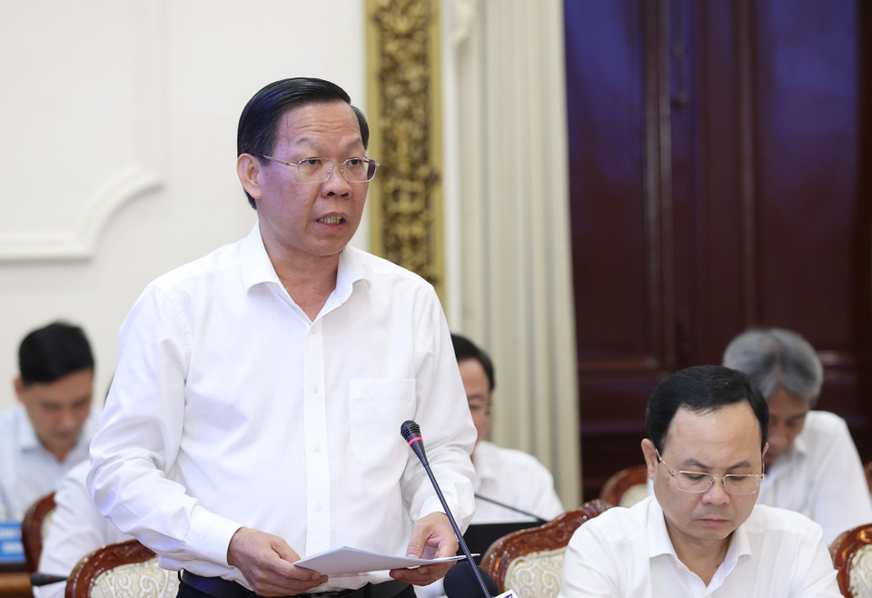 Chủ tịch Ủy ban Nhân dân Thành phố Hồ Chí Minh Phan Văn Mãi báo cáo tình hình kinh tế-xã hội của thành phố. (Ảnh: Dương Giang/TTXVN)