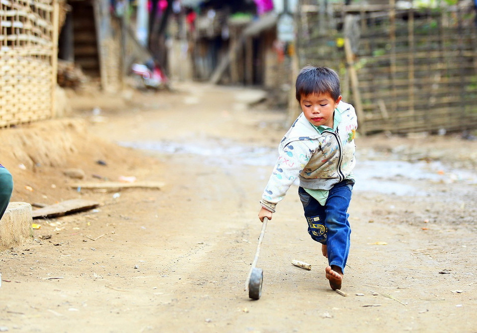 Đồ chơi tự chế đơn giản của những đứa trẻ được làm từ những chiếc bánh xe hỏng. (Ảnh: Phan Tuấn Anh/TTXVN)