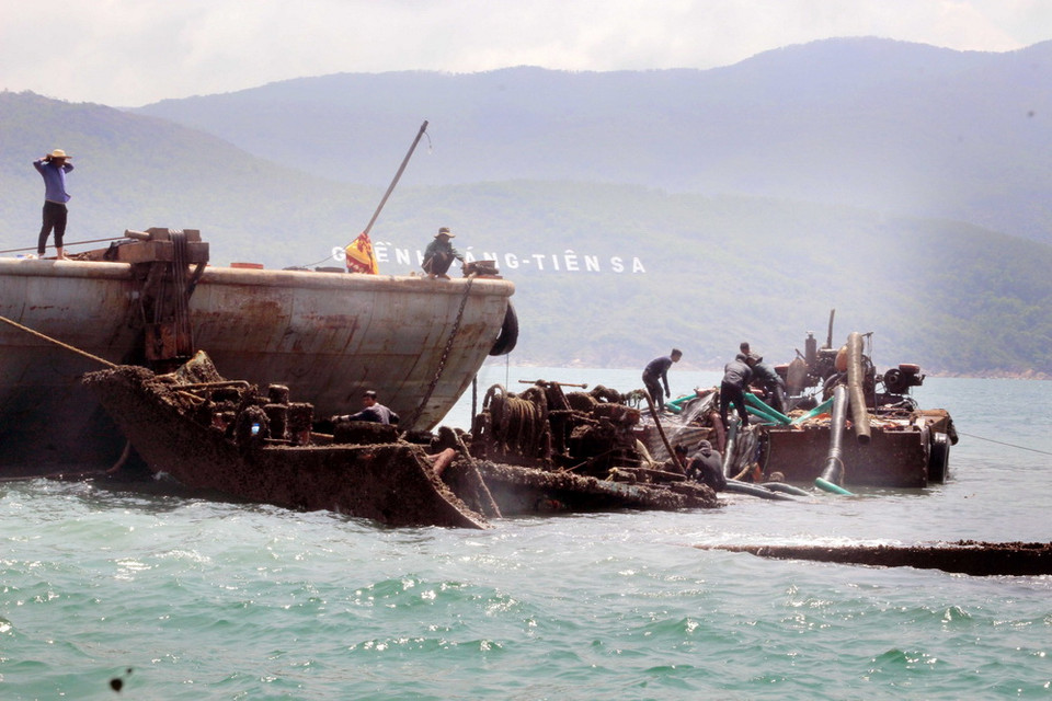 Trục vớt tàu Hoa Mai 68 bị chìm ở vịnh Quy Nhơn. (Ảnh: Nguyên Linh/TTXVN)