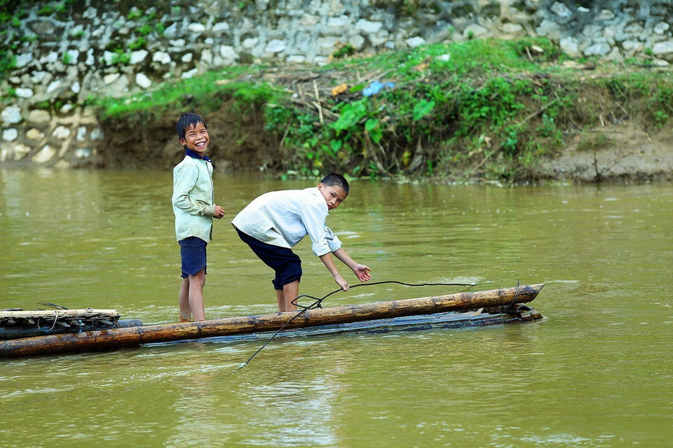  Gian nan mùa mưa lũ trên đường đến trường của trẻ em vùng cao. (Ảnh: Phan Tuấn Anh/TTXVN)