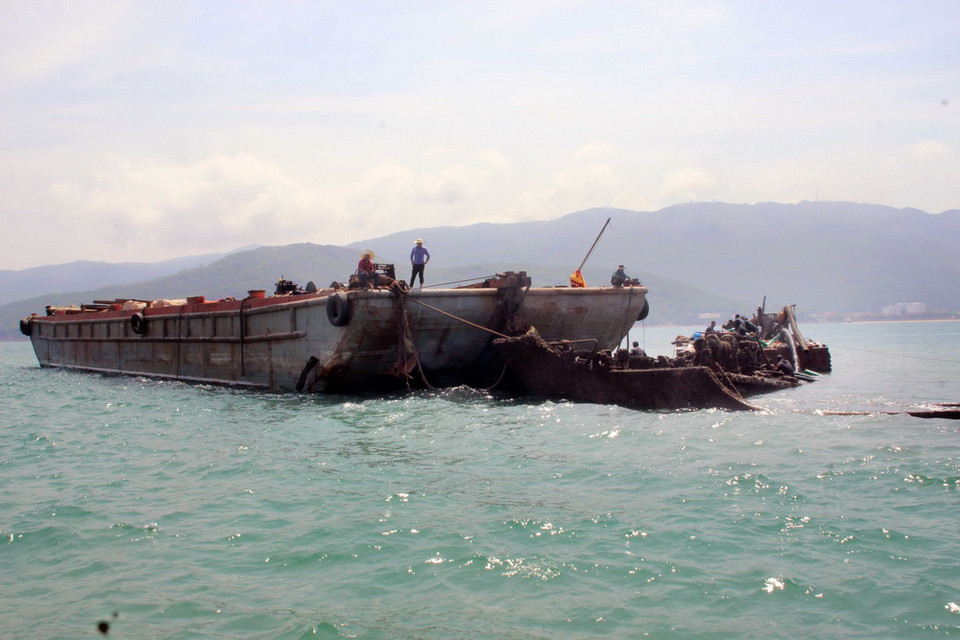 Trục vớt tàu Hoa Mai 68 bị chìm ở vịnh Quy Nhơn. (Ảnh: Nguyên Linh/TTXVN)