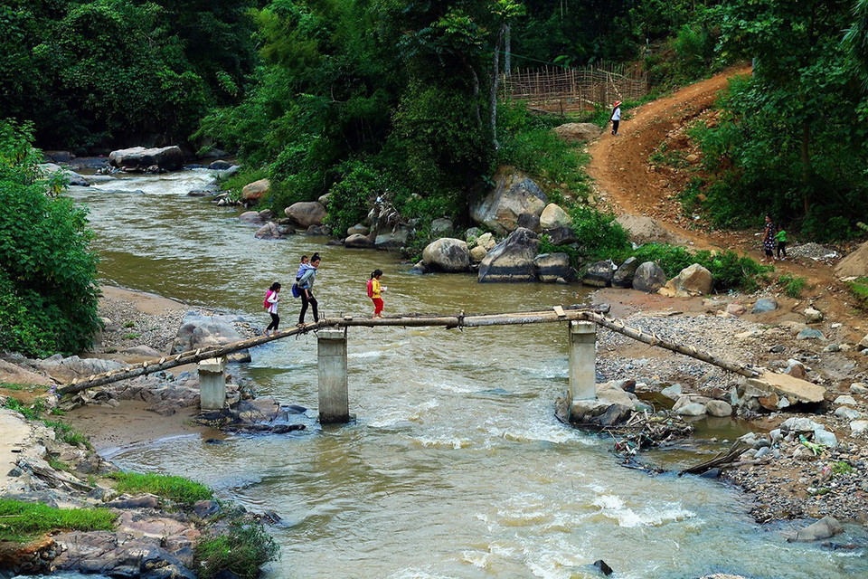 Gian nan đoạn đường từ nhà đến trường của trẻ em vùng cao. (Ảnh: Phan Tuấn Anh/TTXVN)