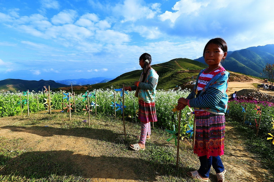 Dù đang tuổi đi học nhưng những đứa trẻ này hàng ngày vẫn phải lên đỉnh đèo Pha Đin bán hàng giúp mẹ. (Ảnh: Phan Tuấn Anh/TTXVN)