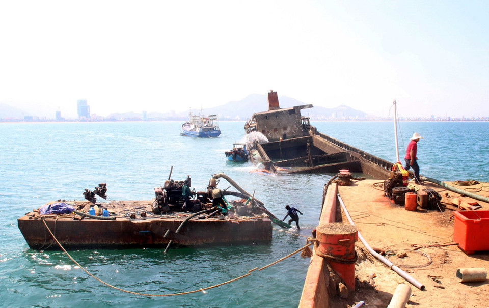 Trục vớt tàu hàng bị chìm trên vịnh Quy Nhơn. (Ảnh: Nguyên Linh/TTXVN)