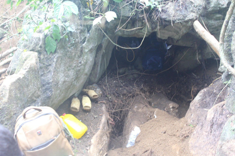 Nhiều hố khai thác đá quý rất sâu tại bãi Bưởi, xã Liễu Đô, huyện Lục Yên tiềm ẩn nguy cơ sạt lở. (Ảnh: Tuấn Anh/TTXVN)