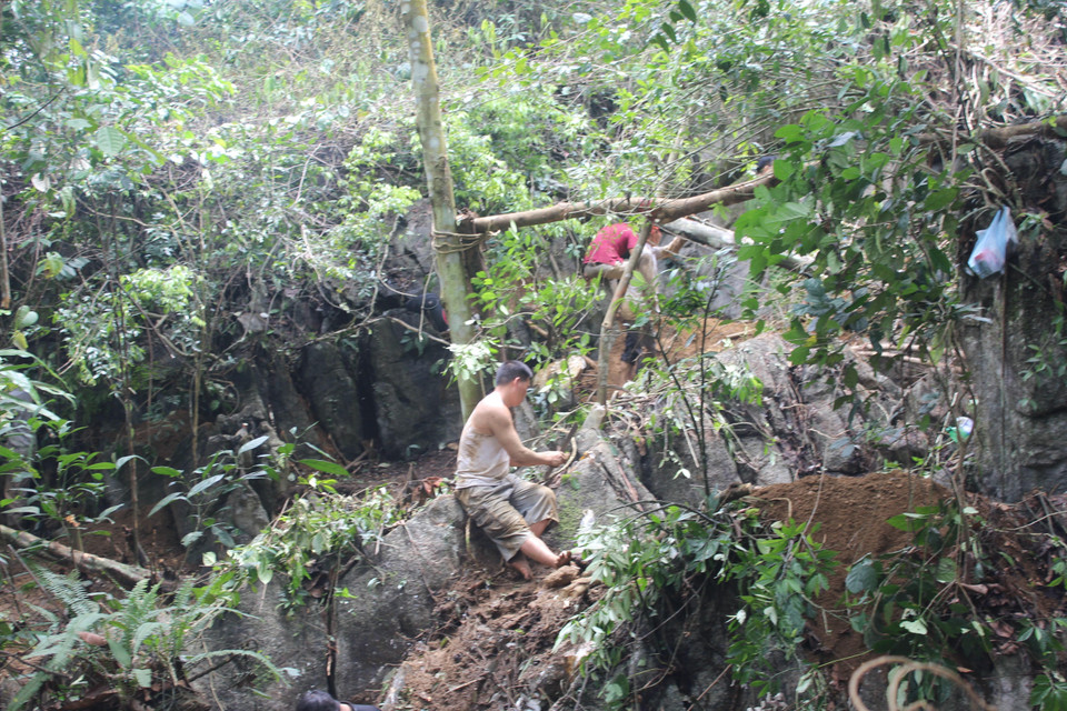 Nhiều người dân nghe theo tin đồn lên núi đào bới để tìm đá quý. (Ảnh: Tuấn Anh/TTXVN)