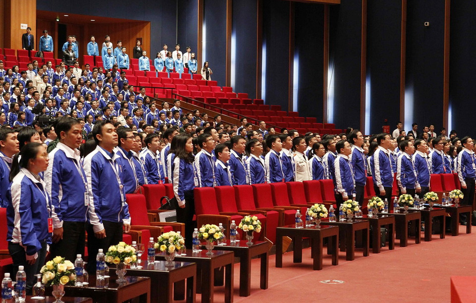 Các đại biểu thực hiện nghi thức chào cờ. (Ảnh: TTXVN)