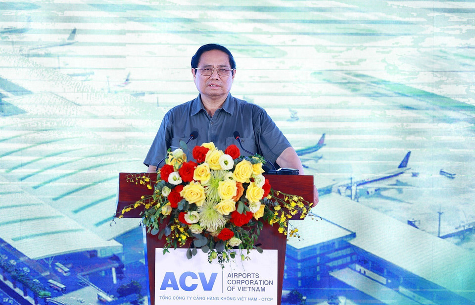 Thủ tướng Phạm Minh Chính phát biểu tại Lễ khởi công Dự án mở rộng Nhà ga hành khách T2 (Nội Bài). (Ảnh: Dương Giang/TTXVN)