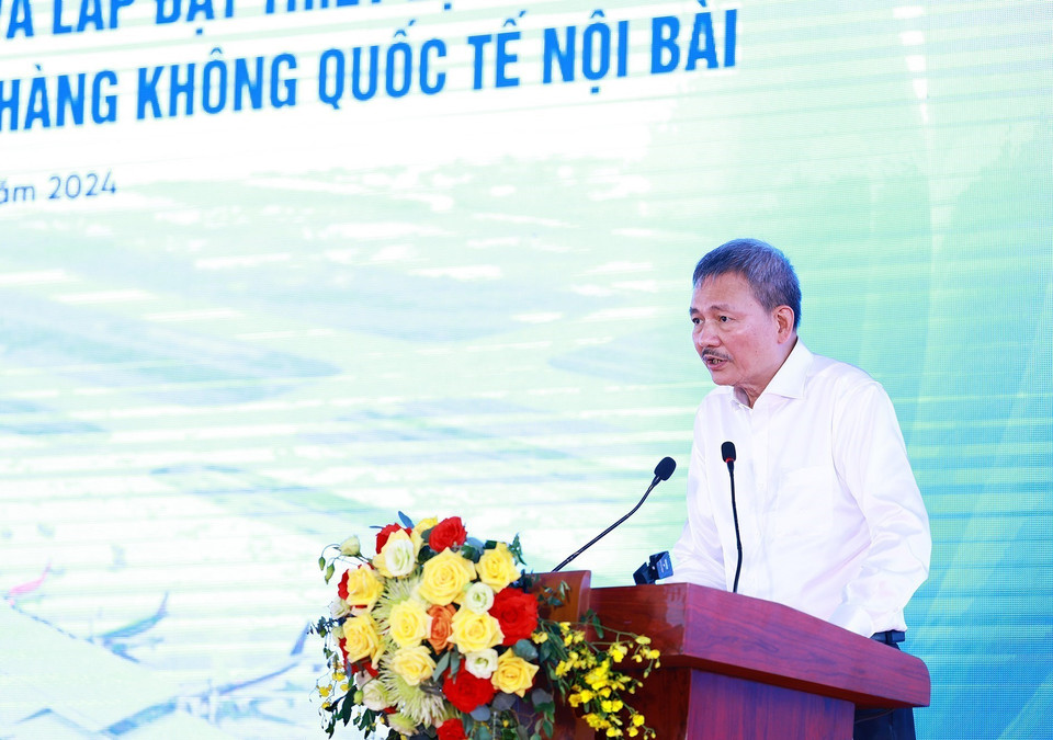 Ông Lại Xuân Thanh, Chủ tịch Hội đồng Quản trị Tổng Công ty Cảng hàng không Việt Nam ACV báo cáo Dự án mở rộng Nhà ga hành khách T2, Cảng Hàng không quốc tế Nội Bài. (Ảnh: Dương Giang/TTXVN)