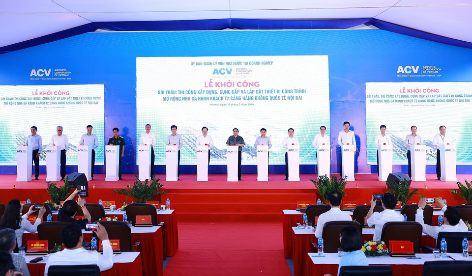 Thủ tướng Phạm Minh Chính và các đại biểu thực hiện nghi thức khởi công Dự án mở rộng nhà ga hành khách T2, Cảng Hàng không quốc tế Nội Bài. (Ảnh: Dương Giang/TTXVN)