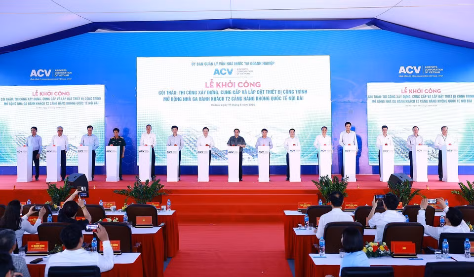 Thủ tướng Phạm Minh Chính và các đại biểu thực hiện nghi thức khởi công Dự án mở rộng nhà ga hành khách T2, Cảng Hàng không quốc tế Nội Bài. (Ảnh: Dương Giang/TTXVN)
