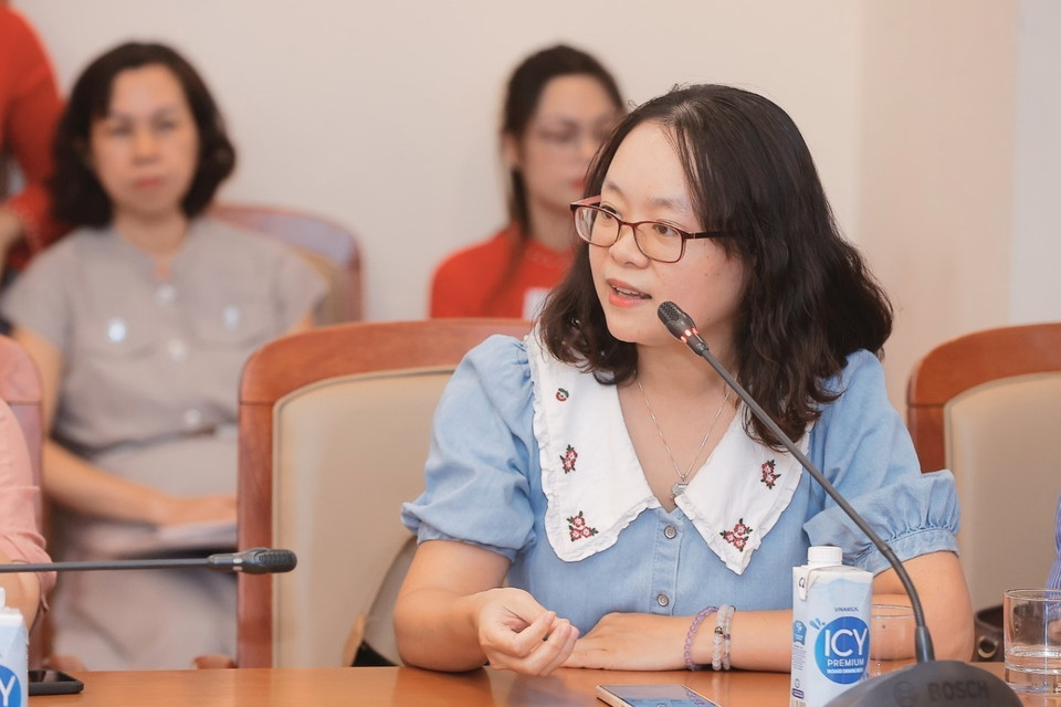 Phóng viên Báo điện tử VietnamPlus đặt câu hỏi với Ban Tổ chức Giải Ảnh báo chí Khoảnh khắc Vàng lần thứ 7. (Ảnh: Minh Quyết/TTXVN)