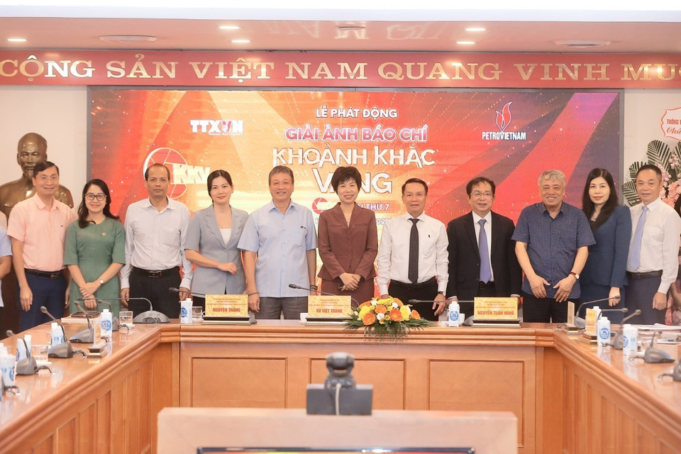 Đại biểu chụp ảnh chung tại Lễ phát động. (Ảnh: Minh Quyết/TTXVN)