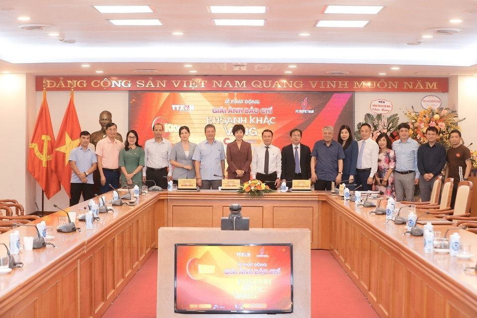 Đại biểu chụp ảnh chung tại Lễ phát động. (Ảnh: Minh Quyết/TTXVN)