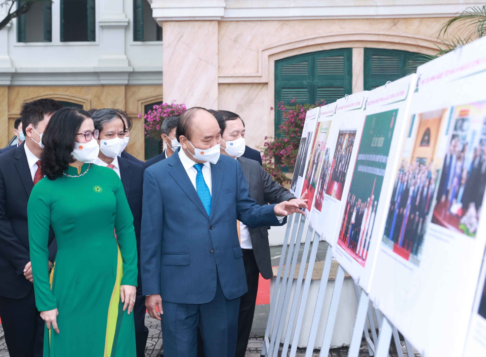 Chủ tịch nước Nguyễn Xuân Phúc xem trưng bày ảnh do Thông tấn xã Việt Nam và Học viện Nông nghiệp Việt Nam phối hợp tổ chức. (Ảnh: Thống Nhất/TTXVN)