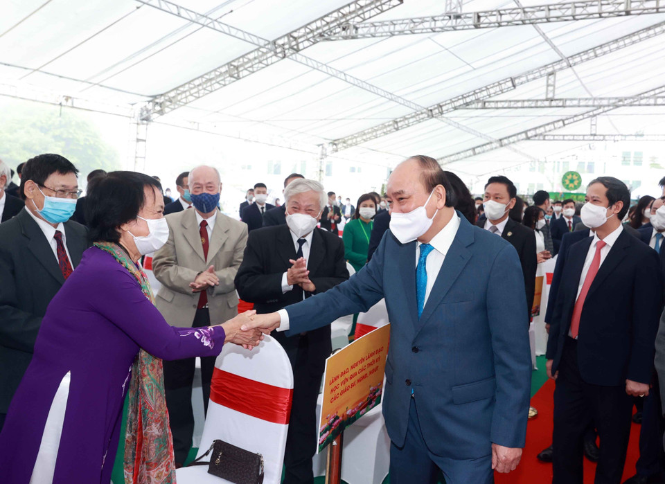 Chủ tịch nước Nguyễn Xuân Phúc gặp gỡ giảng viên Học viện Nông nghiệp Việt Nam và các đại biểu tại buổi lễ. (Ảnh: Thống Nhất/TTXVN)