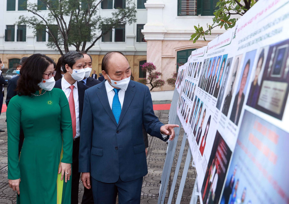 Chủ tịch nước Nguyễn Xuân Phúc xem trưng bày ảnh do Thông tấn xã Việt Nam và Học viện Nông nghiệp Việt Nam phối hợp tổ chức. (Ảnh: Thống Nhất/TTXVN)