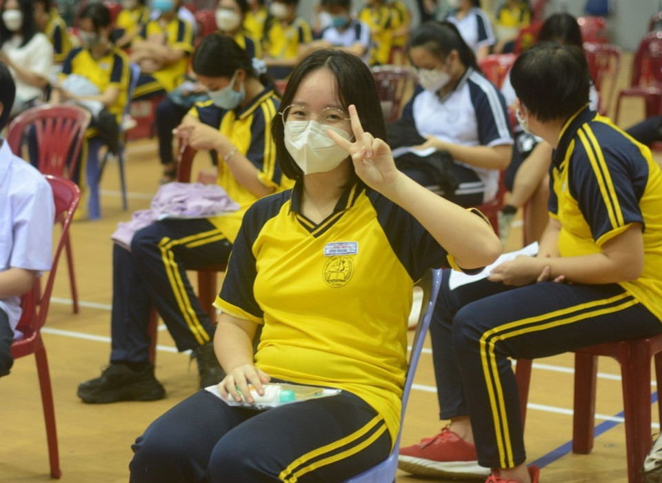 Học sinh ngồi chờ sau tiêm vaccine. (Ảnh: Văn Dũng/TTXVN)