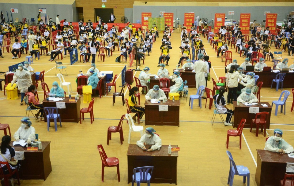 Tiêm vaccine phòng COVID-19 (Pfizer) mũi 1 cho học sinh tại Cung thể Thao Tiên Sơn ngày 20/11. (Ảnh: Văn Dũng/TTXVN)