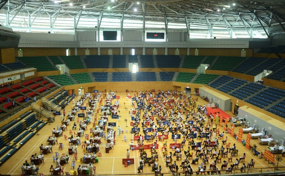 Tiêm vaccine phòng COVID-19 (Pfizer) mũi 1 cho học sinh tại Cung thể Thao Tiên Sơn ngày 20/11. (Ảnh: Văn Dũng/TTXVN)