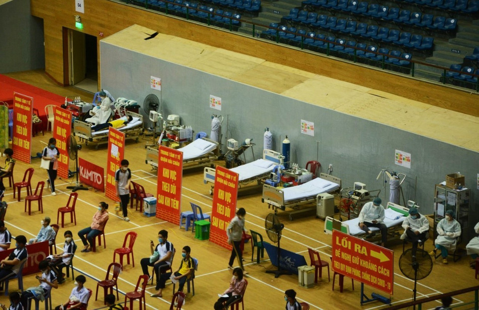 Khu vực cấp cứu những trường hợp có phản ứng nặng sau tiêm vaccine tại điểm tiêm chủng Cung thể thao Tiên Sơn (quận Hải Châu). (Ảnh: Văn Dũng/TTXVN)