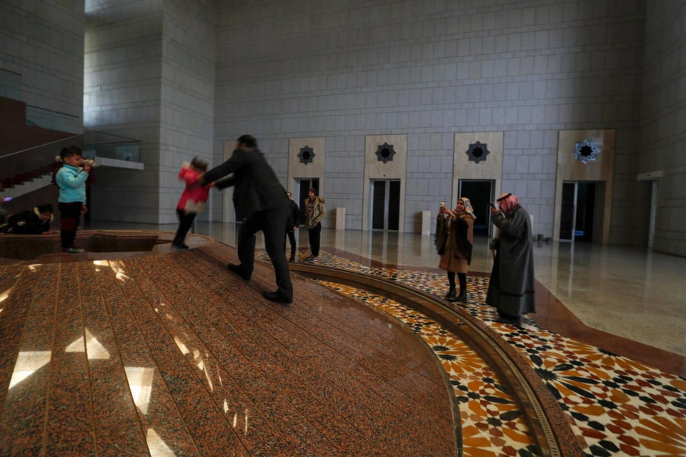 Người dân trong dinh thự của Tổng thống Assad ở Damascus.