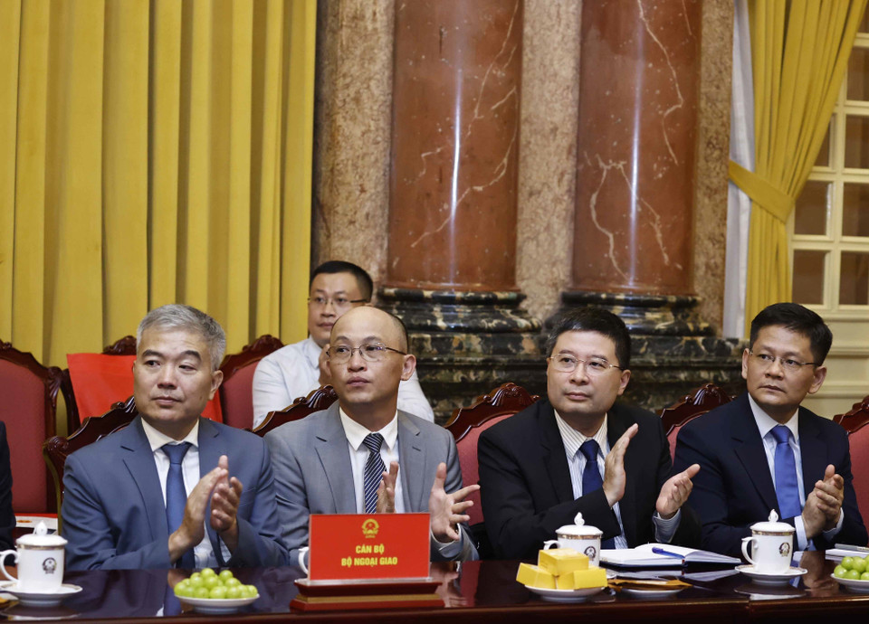 Cán bộ chủ chốt Bộ Ngoại giao dự buổi làm việc. (Ảnh: Thống Nhất/TTXVN)