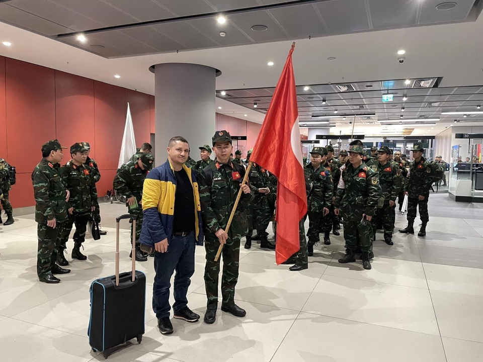 Sáng 13/2 (theo giờ địa phương), đoàn công tác cứu hộ, cứu nạn của Quân đội nhân dân Việt Nam xuất phát từ Hà Nội vừa đáp chuyến bay xuống sân bay Istanbul ở thành phố Istanbul, Thổ Nhĩ Kỳ. (Ảnh: TTXVN phát)