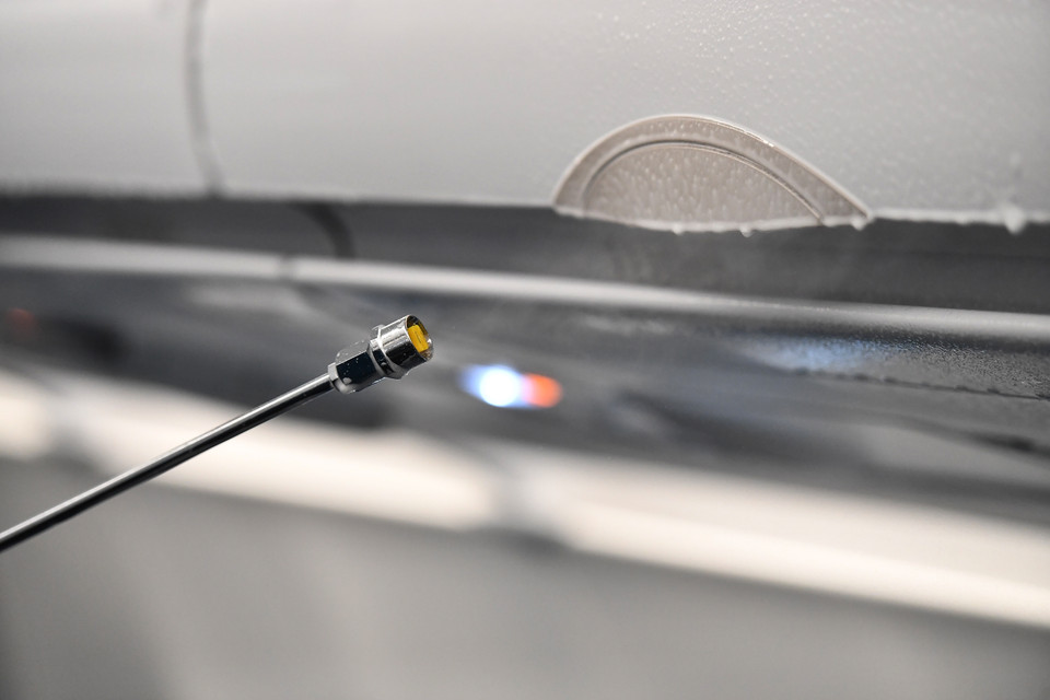 Ba mươi phút sau khử trùng, máy bay có thể tiếp tục phục vụ hành khách. (Ảnh: Vietnam+) 