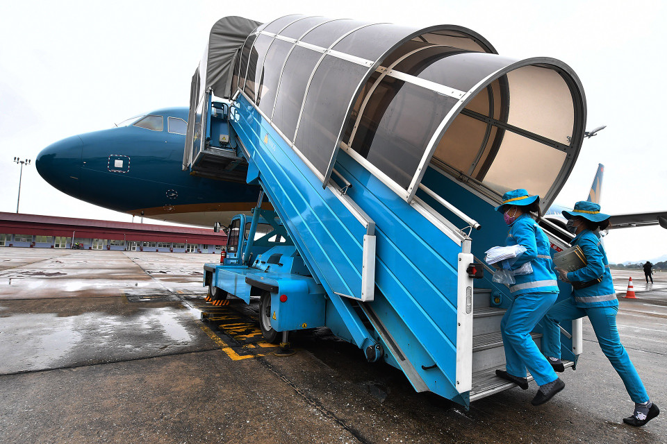 Bên cạnh đó, công tác vệ sinh tàu bay theo quy trình thông thường vẫn được tiến hành. (Ảnh: Vietnam+)