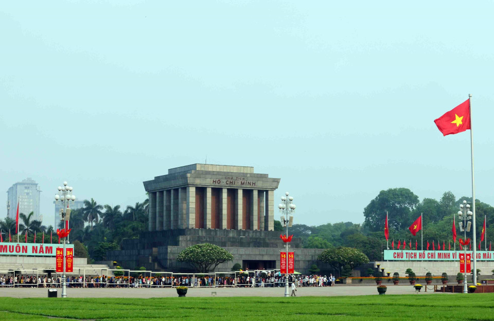 Ngay từ sáng sớm, hàng dài người dân đã xếp hàng vào Lăng viếng Chủ tịch Hồ Chí Minh. (Ảnh: Phạm Kiên/ TTXVN)