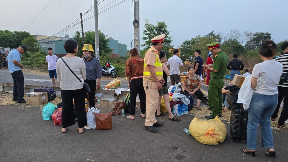 Lực lượng chức năng có mặt tại hiện trường, ghi nhận vụ việc, điều tiết giao thông. (Ảnh: TTXVN phát)
