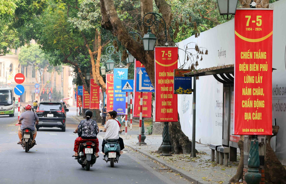 Các tấm pano, ápphích, băng rôn, khẩu hiệu... hòa vào không khí của cả nước Kỷ niệm 49 năm Ngày Giải phóng miền Nam, thống nhất đất nước và kỷ niệm 70 năm chiến thắng Điện Biên Phủ. (Ảnh: Phạm Kiên/TTXVN)
