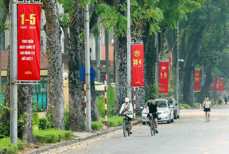 Các tấm pano, ápphích, băng rôn, khẩu hiệu... được treo tại phố Hoàng Văn Thụ chào mừng Kỷ niệm Ngày Giải phóng miền Nam, thống nhất đất nước. (Ảnh: Phạm Kiên/ TTXVN)
