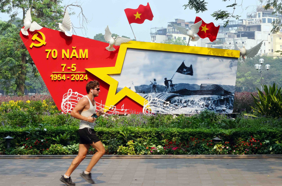 Du khách quốc tế tập thể dục quanh khu vực phố đi bộ Hồ Hoàn Kiếm. (Ảnh: Phạm Kiên/TTXVN)