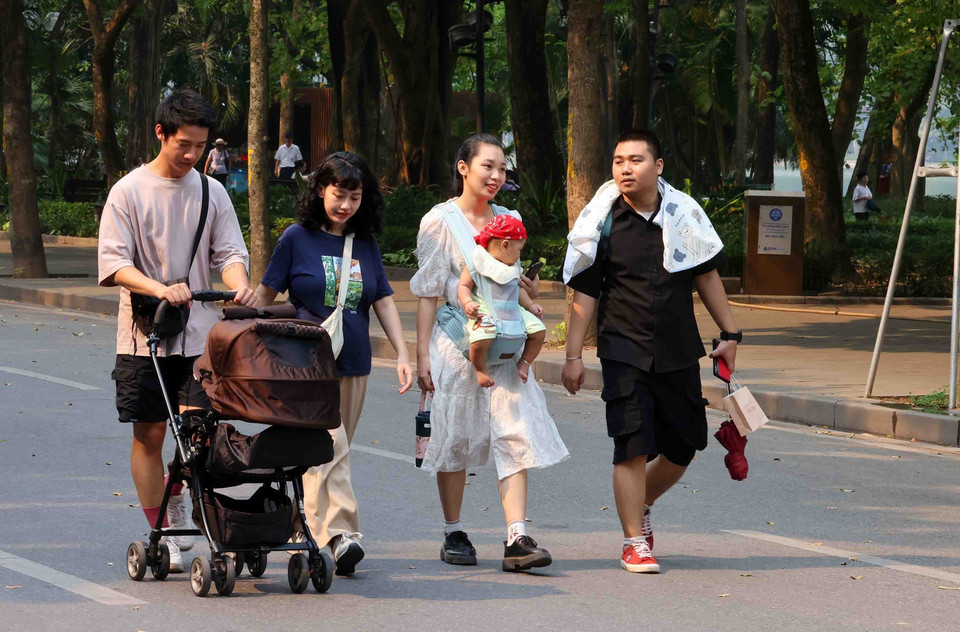 Người dân Thủ đô thảnh thơi dạo phố đi bộ Hồ Hoàn Kiếm trong ngày Kỷ niệm Giải phóng miền Nam, thống nhất đất nước. (Ảnh: Phạm Kiên/ TTXVN)