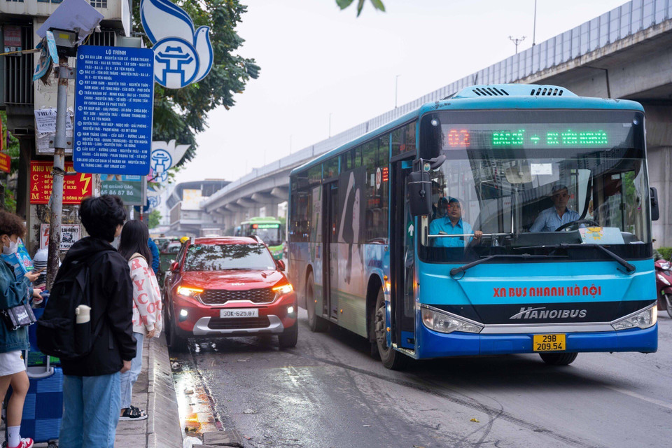Xe buýt gặp khó khi vào đón khách tại điểm dừng. (Ảnh: Nguyễn Kế Tùng/TTXVN phát)