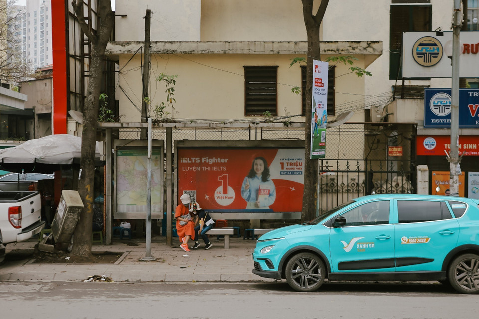Xe taxi đỗ ngang nhiên trước điểm dừng, nhà chờ buýt. (Ảnh: Đoàn Công Vũ/TTXVN phát)