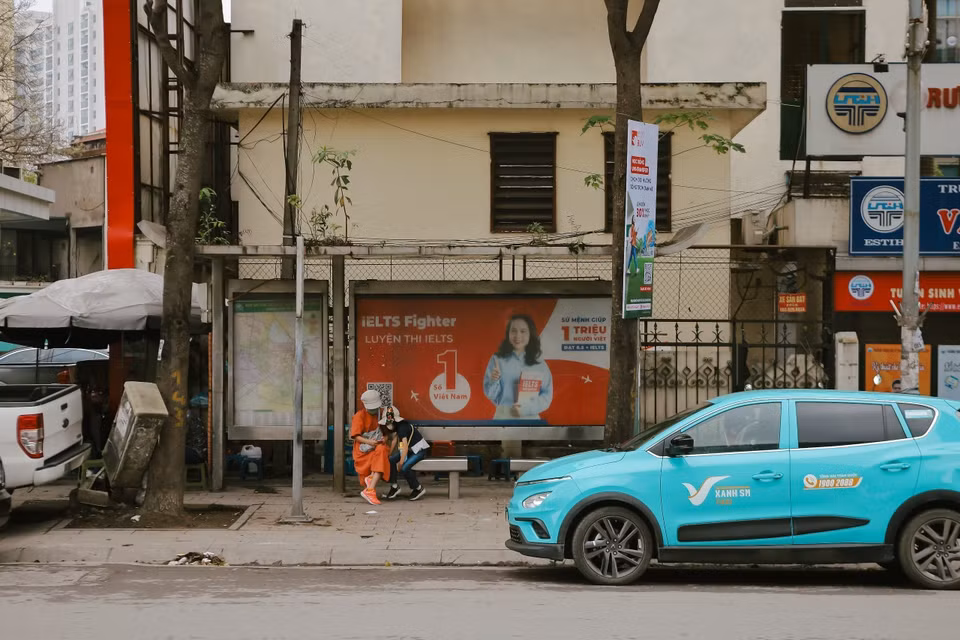 Xe taxi đỗ ngang nhiên trước điểm dừng, nhà chờ buýt. (Ảnh: Đoàn Công Vũ/TTXVN phát)