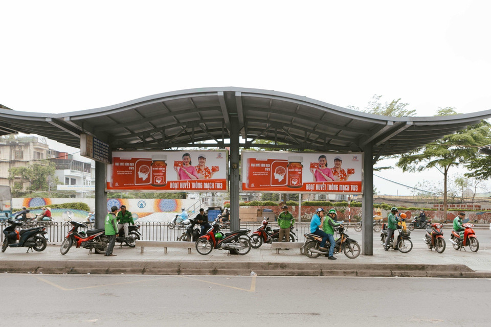 Xe ôm quây kín nhà chờ xe buýt trên địa bàn quận Hoàn Kiếm. (Ảnh: Đoàn Công Vũ/TTXVN phát)