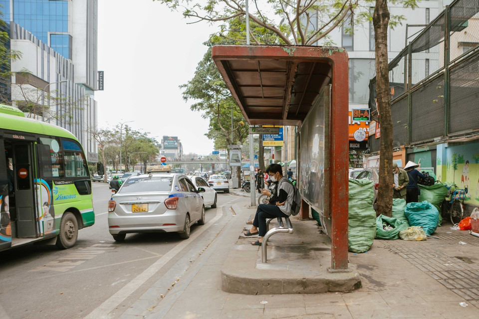 Xe taxi ngang nhiên đỗ tại làn đường dành cho xe buýt vào đón, trả khách. (Ảnh: Đoàn Công Vũ/TTXVN phát)
