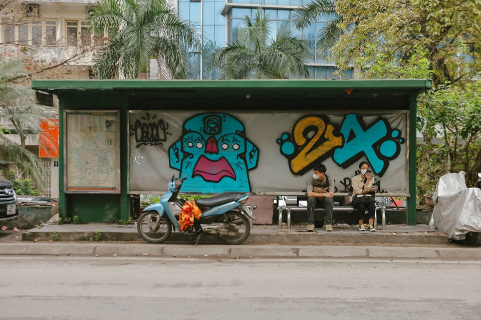 Điểm dừng, nhà chờ xe buýt bị vẽ bậy, xe ôm đỗ chắn lối ra vào của hành khách. (Ảnh: Đoàn Công Vũ/TTXVN phát)