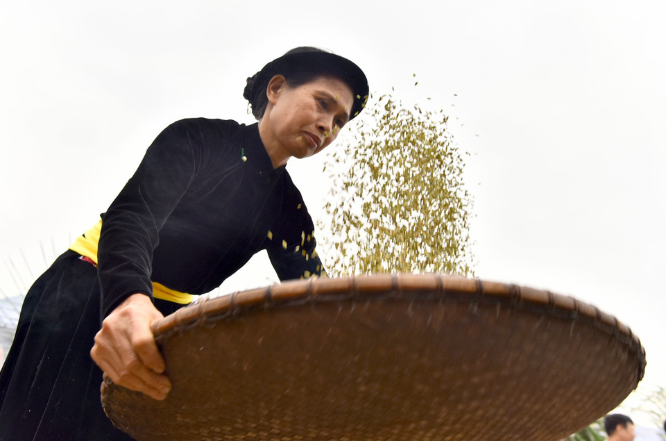 Sàng sảy để cho hạt cốm sạch và xanh. (Ảnh: Văn Tý/TTXVN)