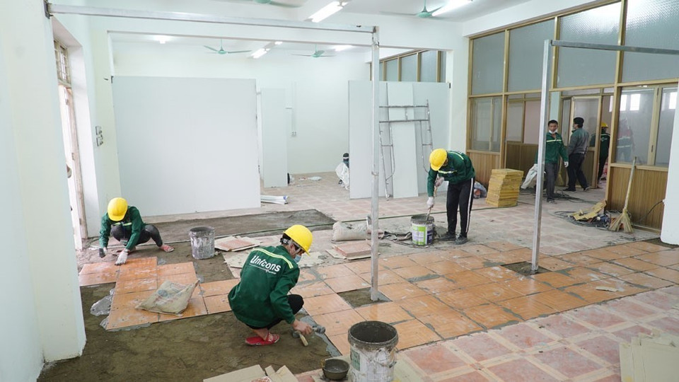 Công nhân thi công đang cải tạo lại các hạng mục trong Trung tâm thực hành thực nghiệm - Trường Đại học Sao Đỏ để đáp ứng yêu cầu điều trị COVID-19. (Ảnh: TTXVN phát)