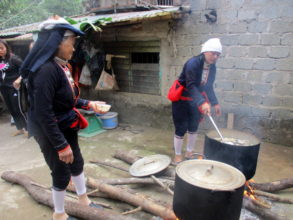 Người dân tộc Dao huyện Cẩm Thủy tụ họp đón Tết năm cùng. (Ảnh: Nguyễn Nam/TTXVN)