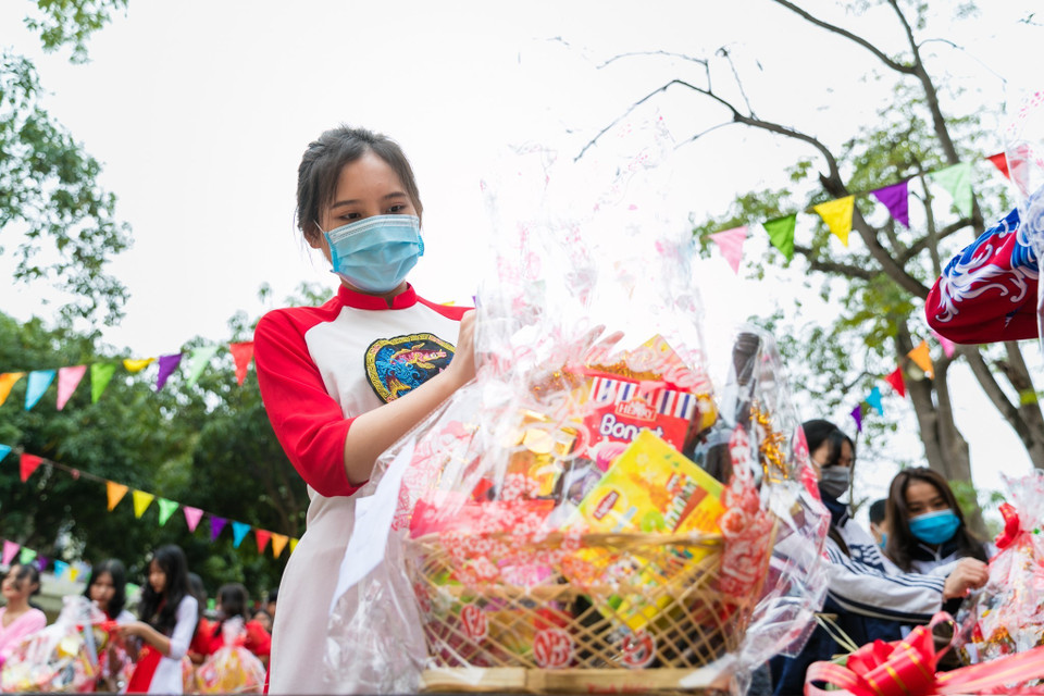 Học sinh trường THPT Nguyễn Trường Tộ gói các giỏ quà xinh để tặng những bạn học có hoàn cảnh khó khăn có một cái Tết ấm áp hơn. (Ảnh: Bích Huệ/TTXVN)