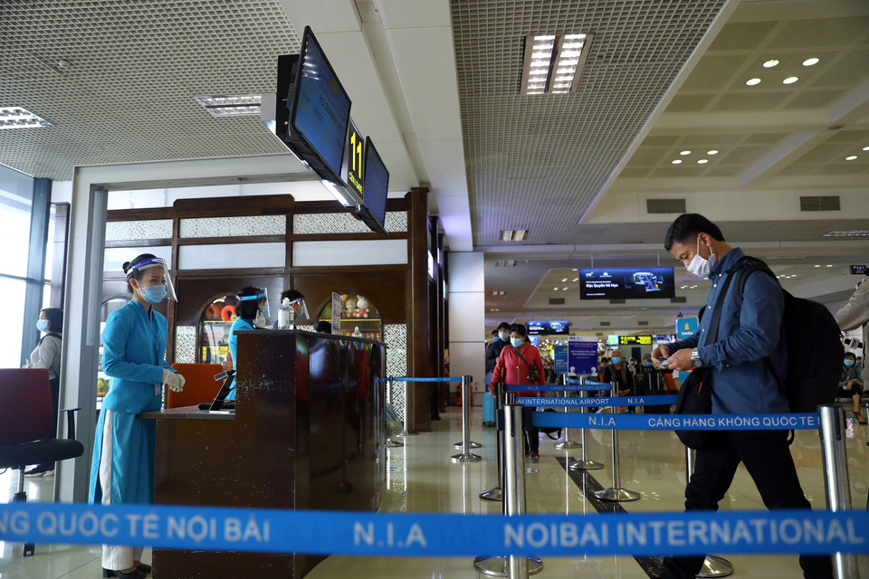 Các hãng hàng không phối hợp chặt chẽ với các nhà chức trách, thực hiện nghiêm các biện pháp phòng chống dịch để bảo vệ sức khỏe hành khách, người lao động. (Ảnh: Huy Hùng/TTXVN)