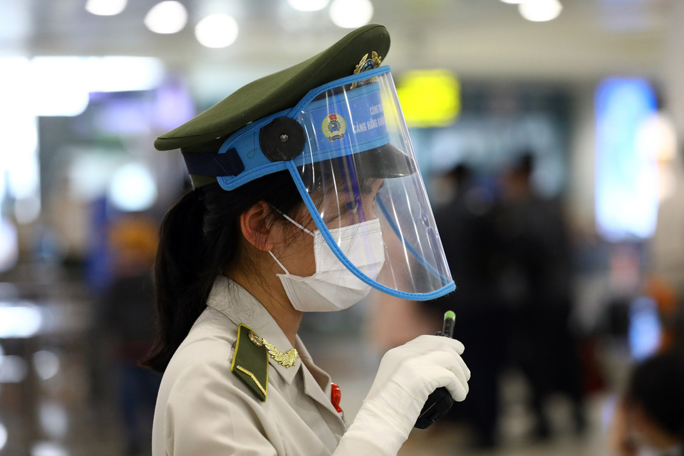 Tất cả nhân viên làm việc tại Cảng hàng không quốc tế Nội Bài đều được cung cấp đầy đủ các trang thiết bị phòng dịch trong quá trình làm việc. (Ảnh: Huy Hùng/TTXVN)