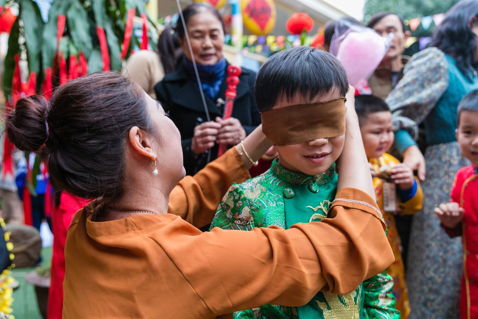 Chơi các trò chơi dân gian, gói bánh chưng… là những hoạt động được các trường trên địa bàn tỉnh Nghệ An tổ chức nhằm giáo dục thế hệ trẻ tìm về phong tục Tết cổ truyền dân tộc. (Ảnh: Bích Huệ/TTXVN)